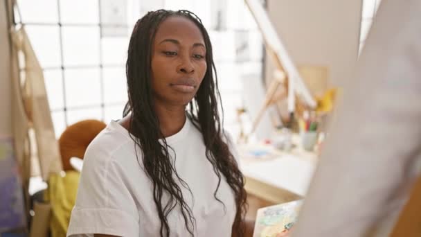 Afrikansk Amerikansk Kvinna Med Lockigt Hår Ler Ljus Konst Studio — Stockvideo