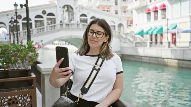 Genç Kadın Doha Katar Venedik Tarzı Mimarinin Önünde Selfie Çekiyor — Stok video