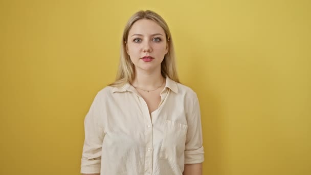 Wściekła Blondynka Młoda Kobieta Krzyczy Wściekła Szalona Krzycząc Agresywna Ekspresja — Wideo stockowe