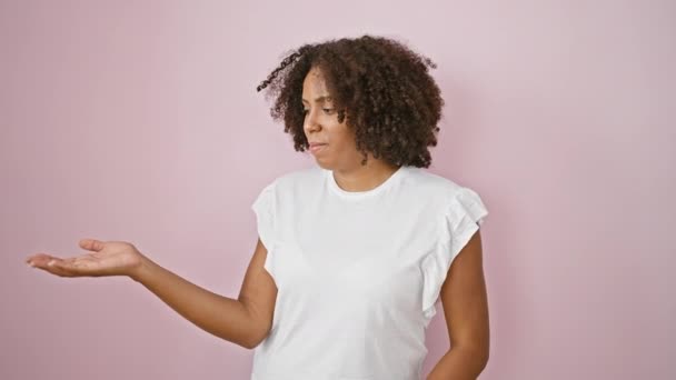 Mulher Afro Americana Com Cabelo Encaracolado Contra Fundo Rosa Mostrando — Vídeo de Stock