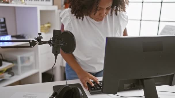 Mujer Afroamericana Grabando Estudio Música — Vídeos de Stock