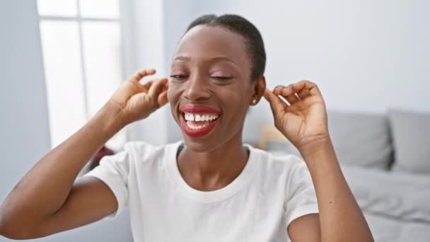 Wanita Afrika Yang Ceria Menarik Telinganya Dengan Cara Yang Lucu — Stok Video