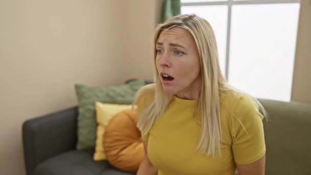 Schockierte Blonde Frau Shirt Verdeckt Schüchtern Gesicht Mit Der Hand — Stockvideo