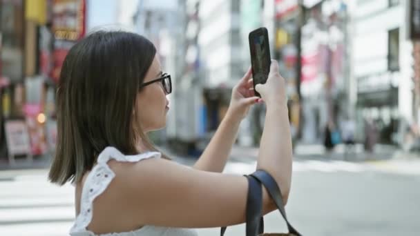 Mujer Hispana Hermosa Snap Happy Gafas Que Capturan Paisaje Urbano — Vídeos de Stock