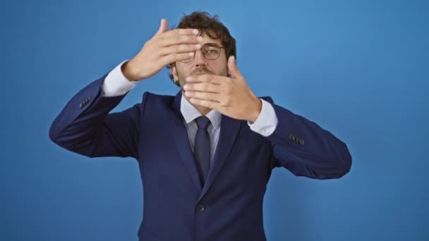 Zszokowany Młody Człowiek Garniturze Biznesowym Zakrywa Oczy Usta Dłońmi Połknięty — Wideo stockowe