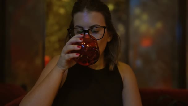 新鮮さ 美しいヒスパニックの女性は 現代のレストランで冷たく澄んだ水を飲む 健康的なライフスタイルのための完璧な水分補給 — ストック動画