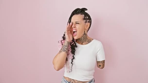 Wütende Hispanische Amputierte Frau Die Vor Einem Isolierten Rosafarbenen Hintergrund — Stockvideo