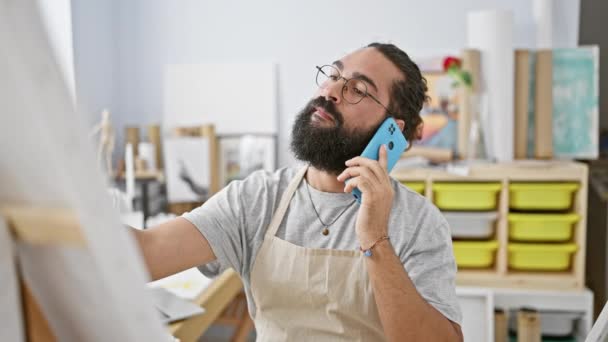 Sonriente Hombre Barbudo Hablando Teléfono Inteligente Azul Estudio Arte Con — Vídeo de stock