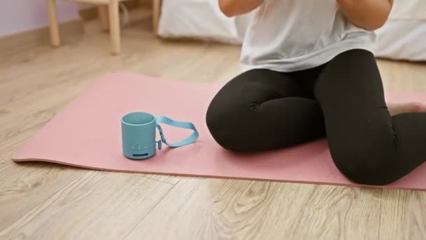 Giovane Donna Leggings Utilizzando Smartphone Tappetino Yoga Camera Letto Con — Video Stock