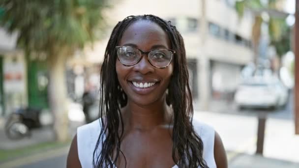 Sorrindo Mulher Ajustando Óculos Ensolarada Rua Cidade — Vídeo de Stock