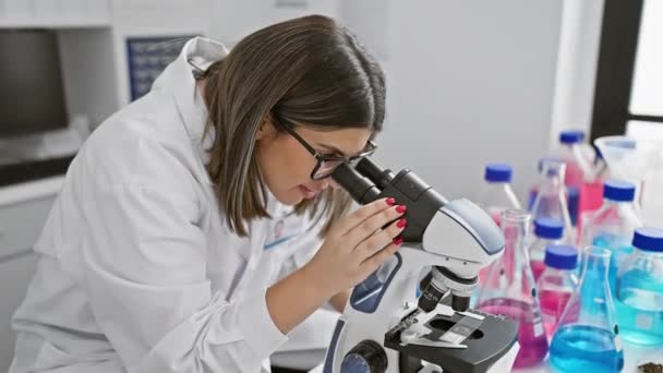 Une Femme Scientifique Hispanique Concentrée Utilisant Microscope Dans Cadre Laboratoire — Video