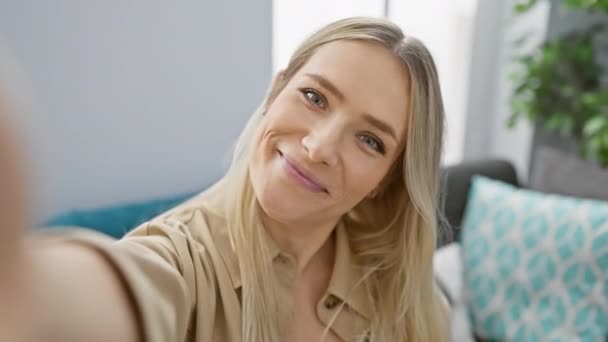 Joyeux Jeune Femme Blonde Profiter Prendre Une Photo Selfie Avec — Video