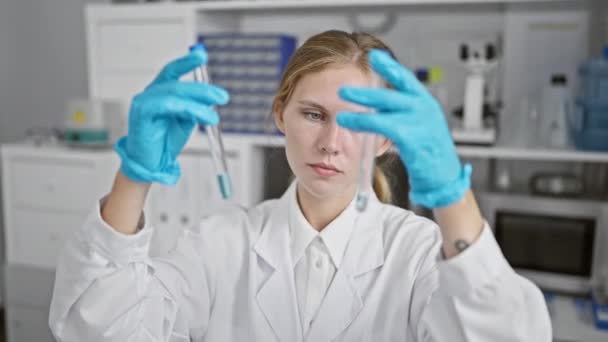 Cientista Focada Analisando Líquido Tubos Ensaio Dentro Laboratório — Vídeo de Stock