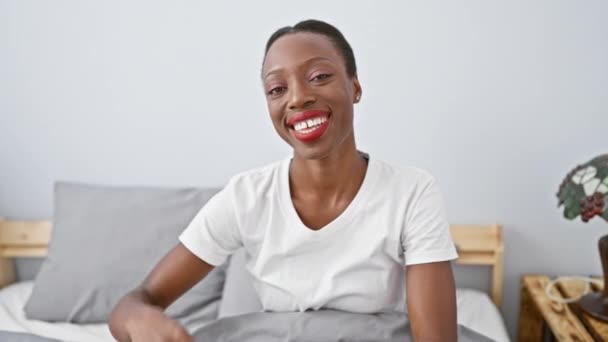 Χαρούμενη Αφροαμερικάνα Που Δείχνει Μια Πινακίδα Νίκης Δύο Δάχτυλα Χαμογελώντας — Αρχείο Βίντεο