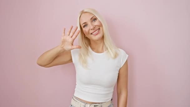 Glückliche Blonde Frau Nimmt Eine Pose Ein Zeigt Selbstbewusst Mit — Stockvideo