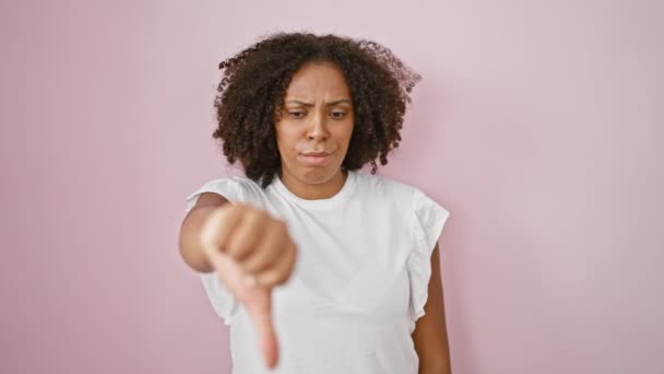 非洲裔美国妇女在粉红的背景下垂下大拇指 — 图库视频影像