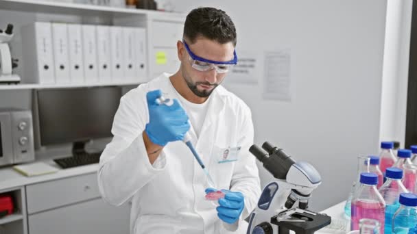 Hombre Barbudo Laboratorio Realizando Experimento Con Pipeta Microscopio Laboratorio Investigación — Vídeos de Stock