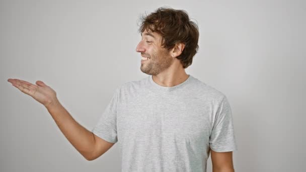 Εντυπωσιασμένος Νεαρός Άνδρας Shirt Παρουσιάζει Χαρά Προϊόν Δείχνοντας Αυτοπεποίθηση Χειρονομία — Αρχείο Βίντεο