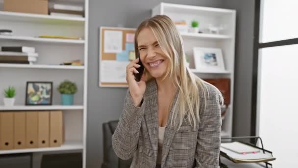 Aufgeregte Junge Blonde Frau Die Vor Stolz Strahlt Hebt Büro — Stockvideo