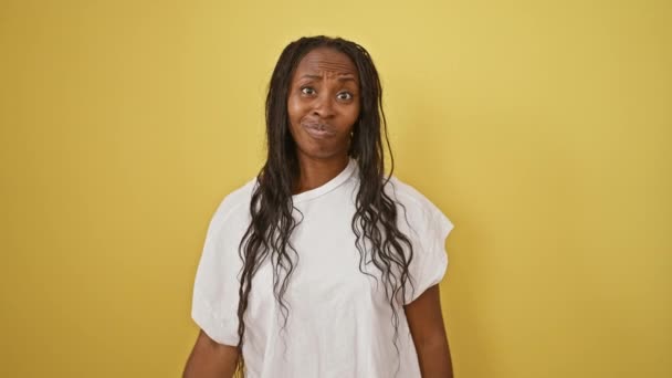 Dospělá Žena Kudrnatými Vlasy Vyjadřující Nesouhlas Palci Dolů Proti Žluté — Stock video