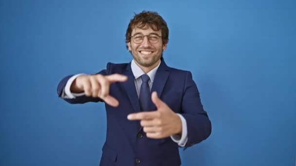 Überschwänglicher Junger Mann Businessanzug Rahmt Foto Freudig Mit Händen Vor — Stockvideo