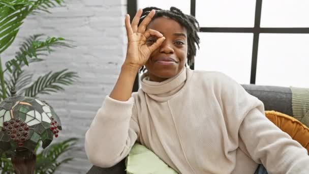Jovem Mulher Negra Alegre Com Dreadlocks Sentada Confortavelmente Sofá Sala — Vídeo de Stock