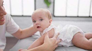 Anne ve kız, eğlenceli, sıradan bir oyun oynuyorlar yatak odasında oturuyorlar, havalı ve kendinden emin görünüyorlar, neşe, mutluluk ve güzel, pozitif bir yaşam tarzları var..