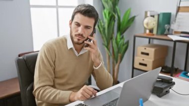 Modern ofis ortamında, sakal, ispanyol, ofis, adam, bilgisayar, masa, hesap makinesi, iletişim, hesaplayıcı, profesyonel