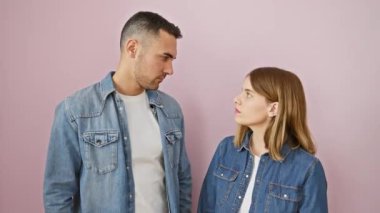 Kendine güvenen ama aşık basit bir çift, kot gömlekli ciddi bir görünüm sergiliyorlar. Güven ve tarzın mükemmel bir kombinasyonu, soyutlanmış pembe bir zemine karşı dimdik ayakta duruyor..