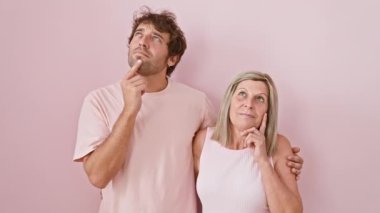 Anne ve oğul, pembe arka planda yan yana durarak mutlu bir anı paylaşıyorlar. Beyin fırtınası yaparken parmaklarını gösteriyorlar. Heyecanlı yüzleri olan ilk soru..