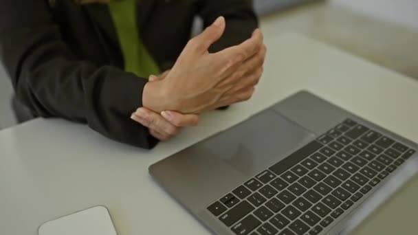 노트북과 그녀의 사무실 책상에서 통증을 히스패닉 — 비디오
