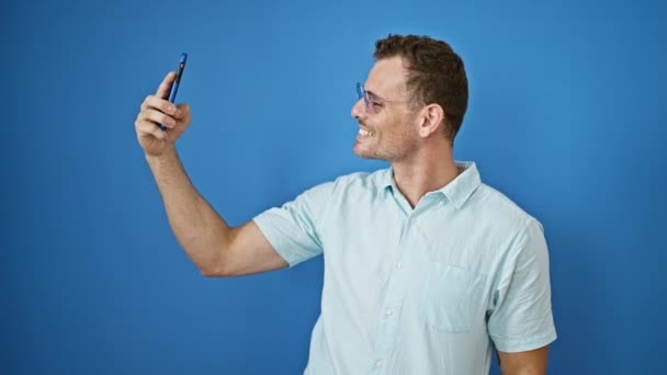 Homem Bonito Com Barba Tirando Uma Selfie Contra Uma Parede — Vídeo de Stock