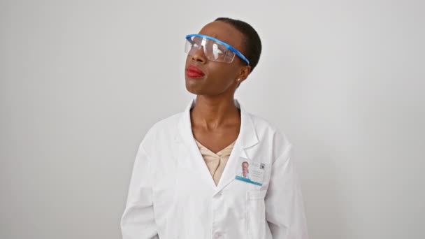 Det Rolig Afrikansk Amerikansk Kvinne Vitenskapsmann Uniform Slaps Hodet Fortvilelse – stockvideo