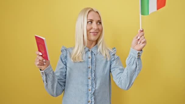 Зачарована Молода Блондинка Впевнено Посміхається Перевалом Щастя Італійський Паспорт Прапор — стокове відео