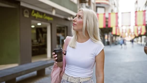 Ung Blond Kvinne Drikker Bort Kopp Kaffe Gaten – stockvideo