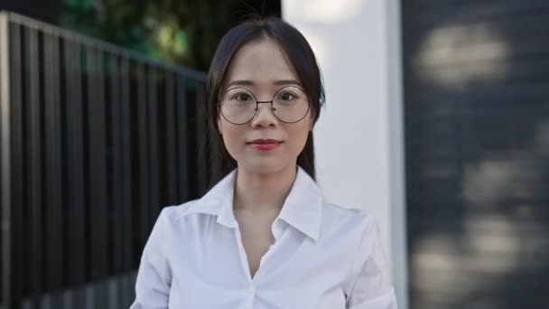 Una Joven Asiática Con Gafas Sonriendo Con Confianza Entorno Urbano — Vídeos de Stock