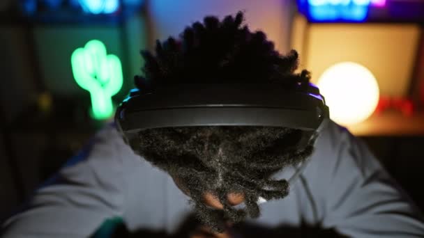 Afroamerikanerin Mit Dreadlocks Mit Headset Einem Spielzimmer Der Nacht — Stockvideo