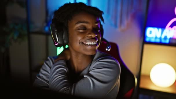 Lachende Selbstbewusste Junge Schwarze Frau Bei Einem Spiel Spielzimmer Natürlicher — Stockvideo