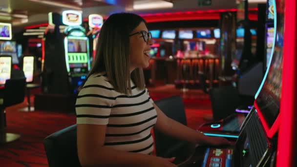 Una Donna Gioiosa Gioca Una Slot Machine Casinò Vivace Trasudando — Video Stock