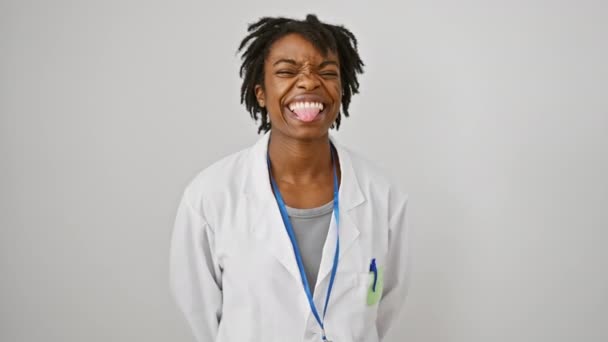 Нахабний Знімок Радісної Молодої Чорної Жінки Дредлоками Лабіринті Стирчить Язиком — стокове відео