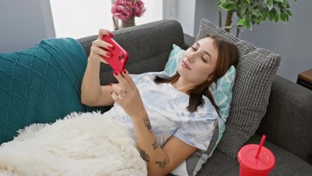 Femeie Relaxată Așează Canapea Absorbită Smartphone Într Cameră Confortabilă Accente — Videoclip de stoc