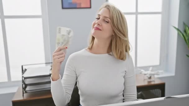 Una Mujer Rubia Confiada Examina Moneda Checa Una Oficina Moderna — Vídeo de stock