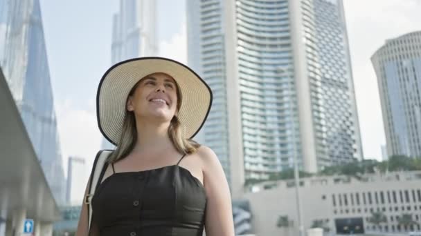 Femme Souriante Avec Chapeau Devant Les Gratte Ciel Dubai Affiche — Video