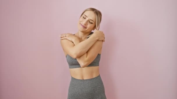 Pozitivní Sebevědomá Mladá Žena Vyjadřuje Sebelásku Sportovní Blondýny Objímající Přes — Stock video