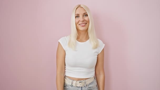 Vellykket Forretningskvinde Ung Blondine Kvinde Smilende Venlig Der Tilbyder Håndtryk – Stock-video