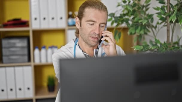 Médecin Homme Consultation Téléphone Bureau Professionnel Santé — Video