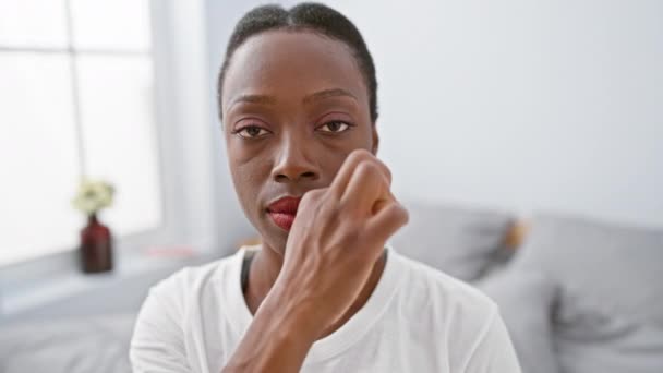 Stille Geheim Mooie Afrikaanse Amerikaanse Vrouw Ritsen Haar Lippen Dicht — Stockvideo