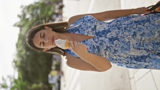 Délice Été Belle Femme Hispanique Profitant Délicieux Cône Crème Glacée — Video