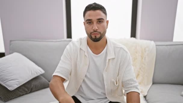 Sorrindo Jovem Árabe Homem Apontando Para Cima Com Seus Quatro — Vídeo de Stock