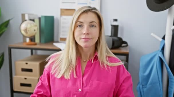 Profesjonalna Blondynka Różowej Koszuli Pewnością Pozuje Nowoczesnym Biurze — Wideo stockowe